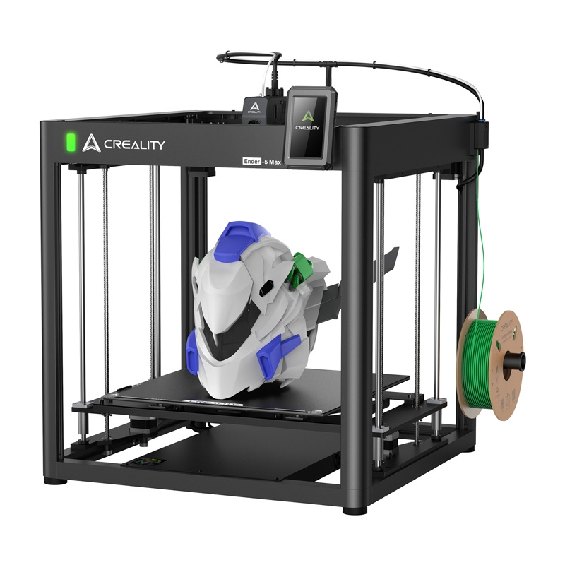 Egy 3D nyomtató, Ender-5 Max, fehér, kék és zöld tárgyat nyomtat. Jobbra egy zöld filament tekercs található.