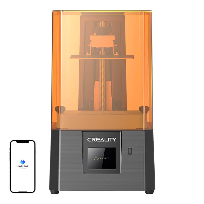 Egy 3D nyomtató narancssárga átlátszó borítással, egy okostelefon a Creality Cloud alkalmazással, és egy szürke alap a Creality logóval.