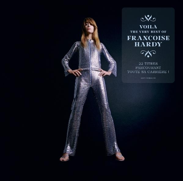 Ezüst overálos nő, kezét csípőre teszi. Album borító: 'VOILA, The Very Best of Francoise Hardy'.