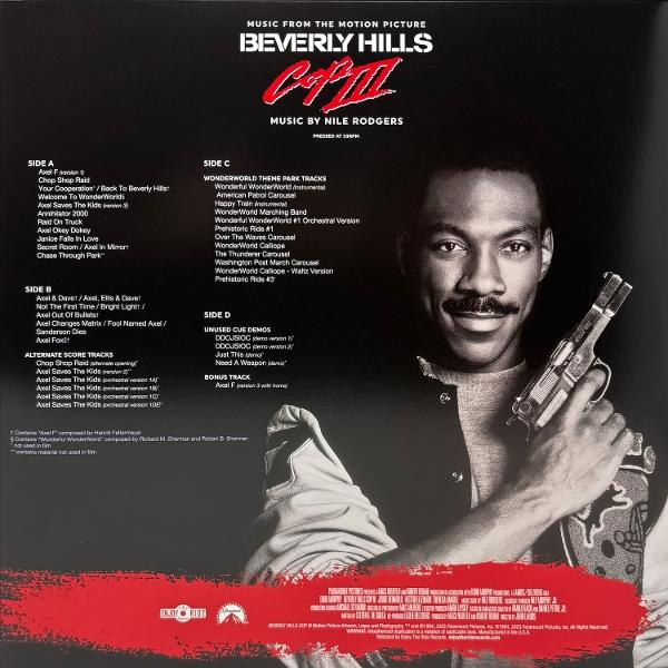 Eddie Murphy als Axel Foley mit Waffe vor Beverly Hills Cop III Soundtrack-Liste.