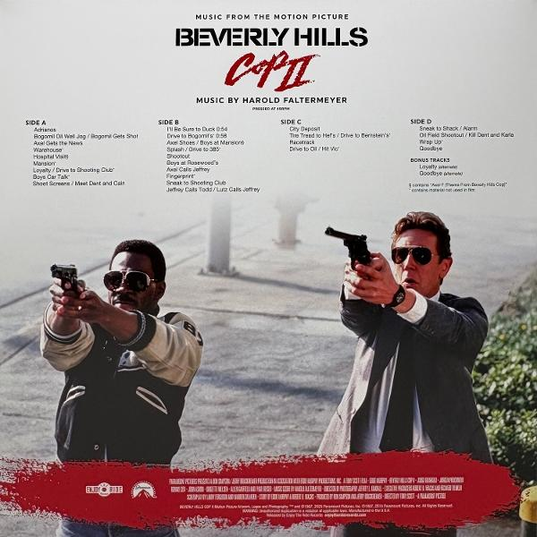 Két fegyveres férfi, Eddie Murphy és Jürgen Prochnow, egy számlista előtt.