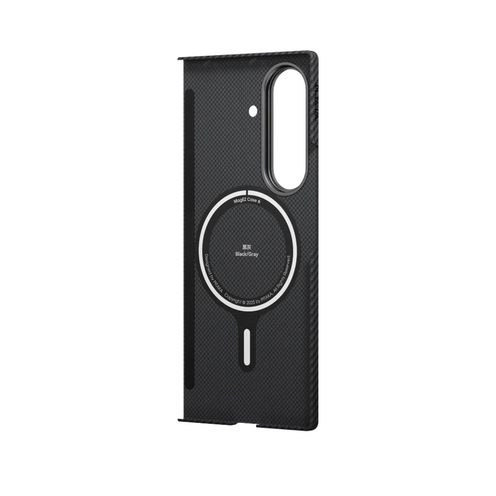 Egy fekete telefontok látható texturált felülettel. Van rajta egy kameranyílás és egy MagEZ Case 6 logó, Black/Gray felirattal.