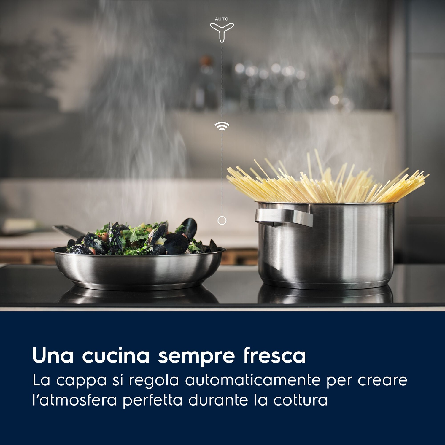 Una pentola in acciaio inox con spaghetti e una padella con cozze su un fornello. Sale vapore. Testo: Una cucina fresca.