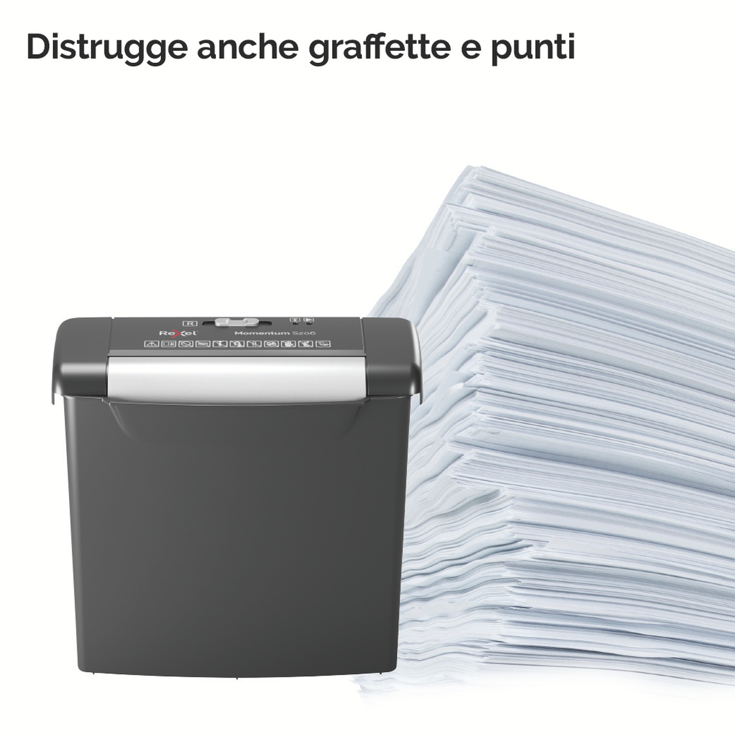 Un distruggi documenti grigio scuro con la parte superiore argentata è accanto a una grande pila di carta bianca. Il testo in alto recita: 'Distrugge punti metallici e graffette'.