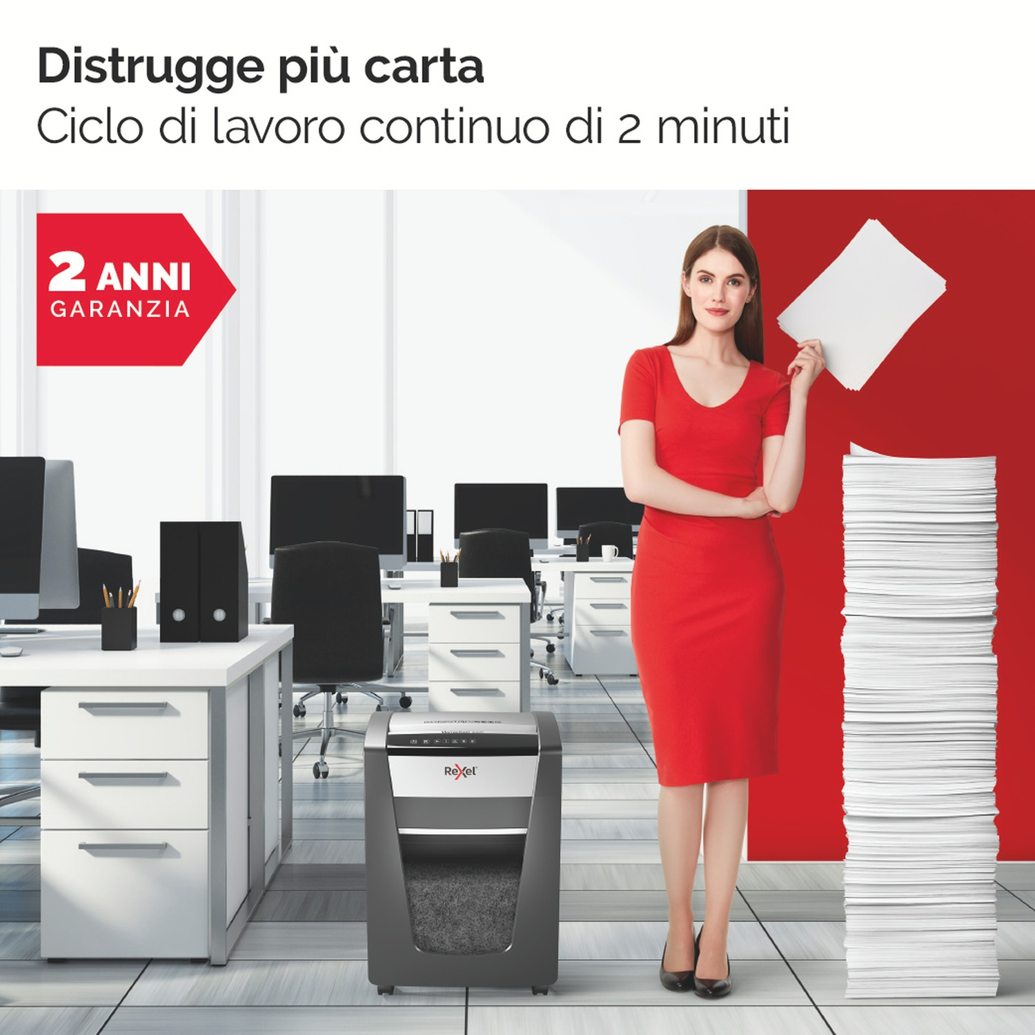 Donna in abito rosso tiene carta vicino a pila alta. Distruggidocumenti e ambiente ufficio sullo sfondo. Parete rossa e pavimento bianco.