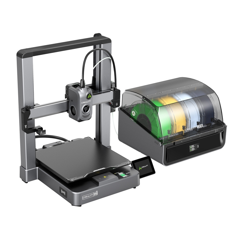 Egy 3D nyomtató, filament tároló dobozzal. A nyomtató szürke, fekete építőlappal. A dobozban több filament tekercs található.