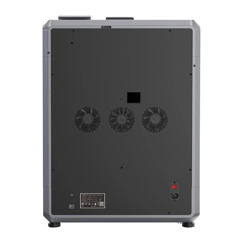 Egy szürke 3D nyomtató hátulnézete. Sötétszürke panelje van három ventilátorral, egy bekapcsológombbal és egy kis címkével.