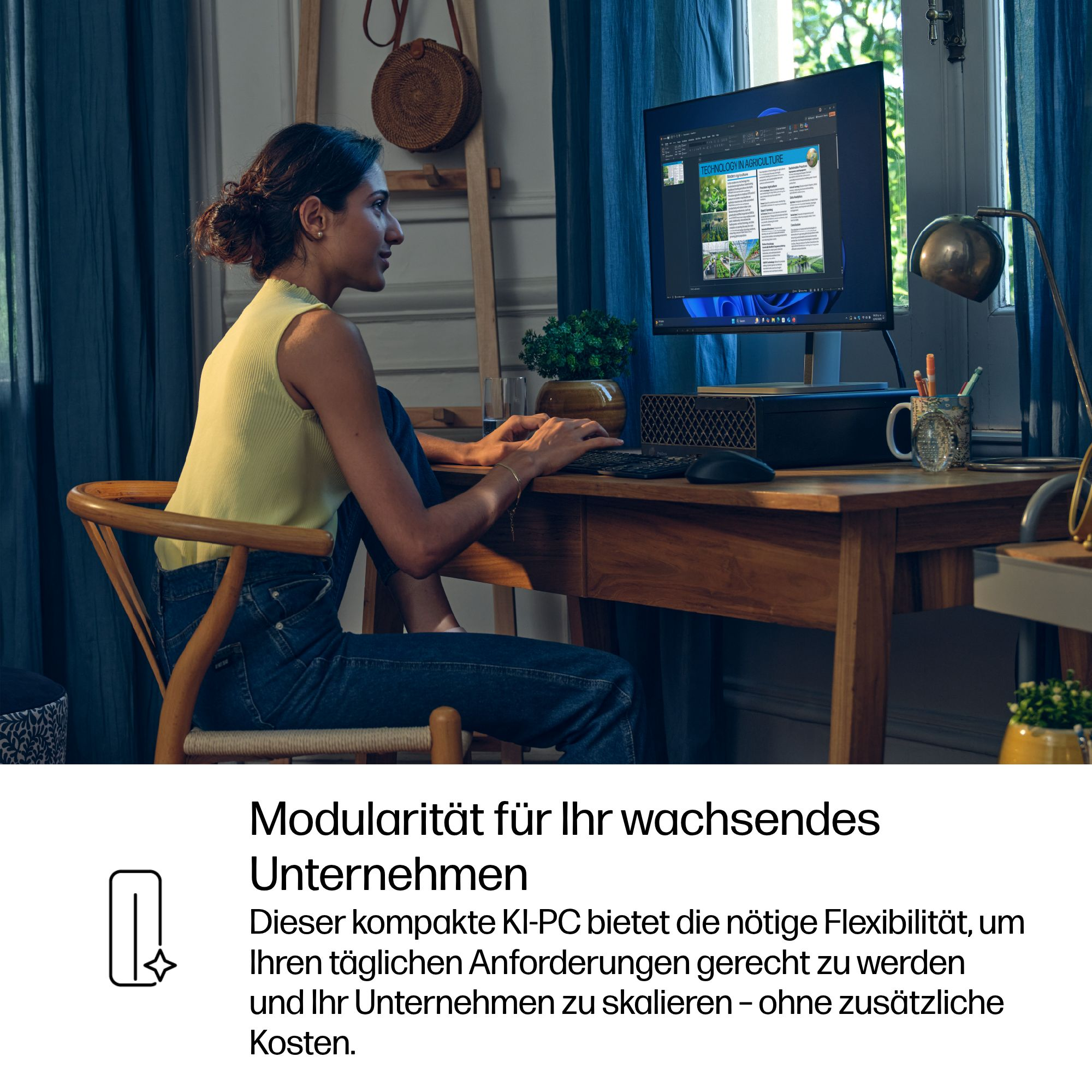 Eine Frau sitzt an einem Schreibtisch und benutzt einen Computer. Ein Monitor zeigt ein Dokument an. Auf dem Tisch liegen Tastatur, Maus und eine Tasse.