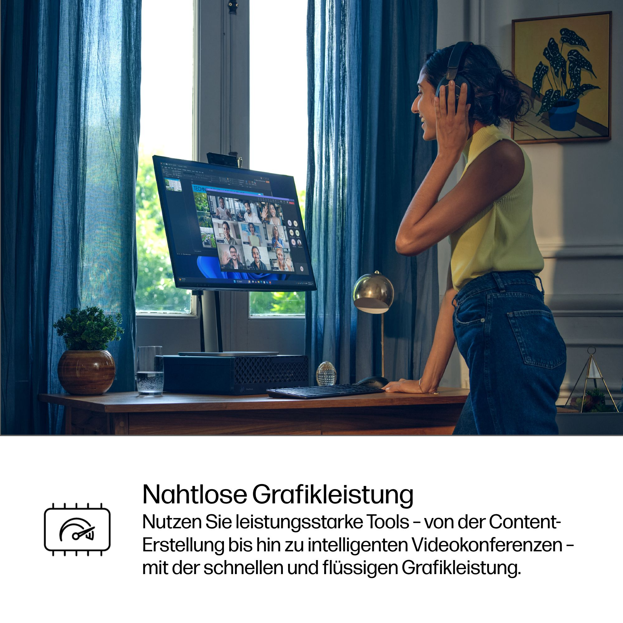 Eine Frau mit Kopfhörern steht in der Nähe eines Monitors, auf dem eine Videokonferenz angezeigt wird. Ein Gemälde einer Pflanze hängt an der Wand.