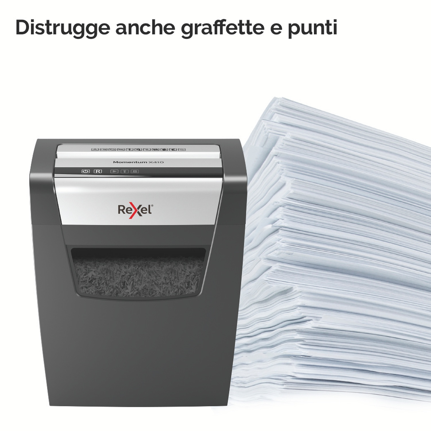 Un tritacarte nero e argento accanto a una pila di carta bianca. Il tritacarte ha carta tritata visibile.