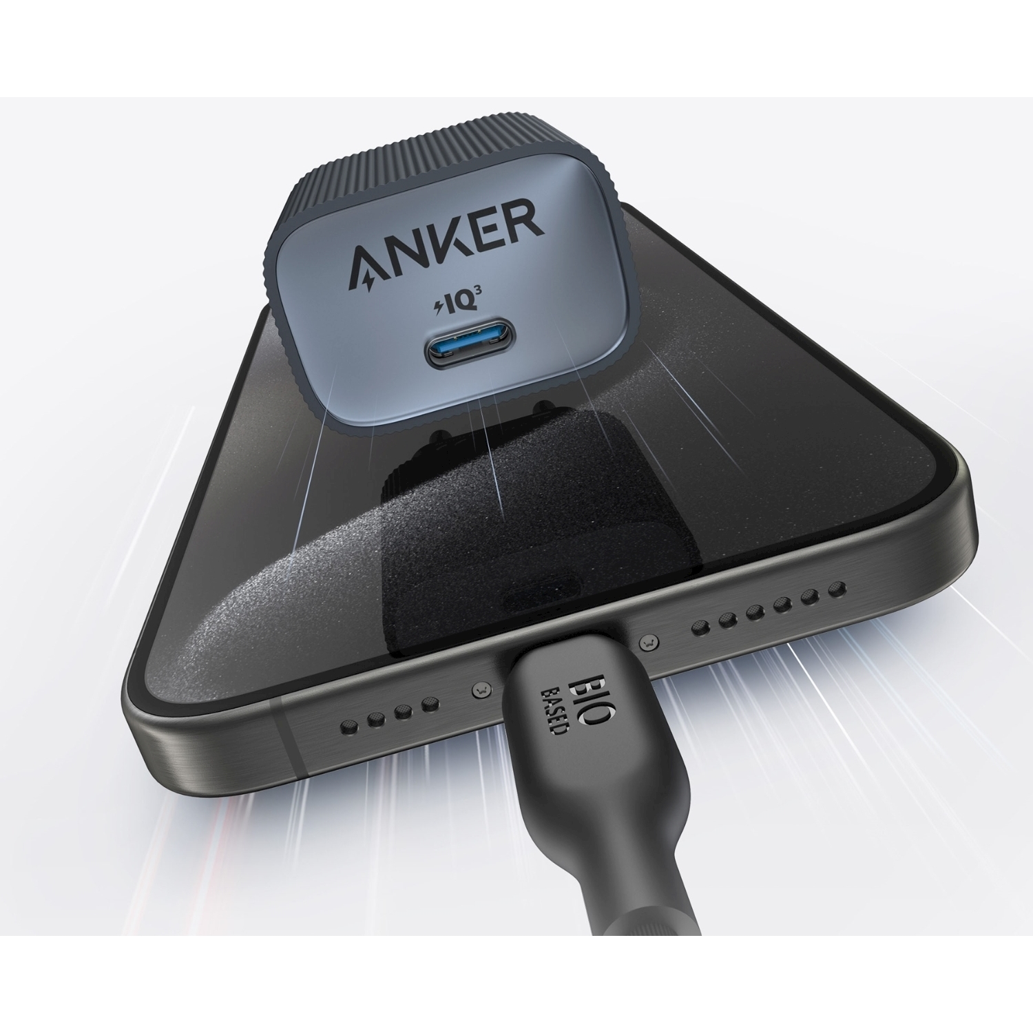 Caricabatterie Anker su un telefono. Il caricabatterie è nero con una porta USB-C. Un cavo di ricarica è collegato. Il telefono è nero.