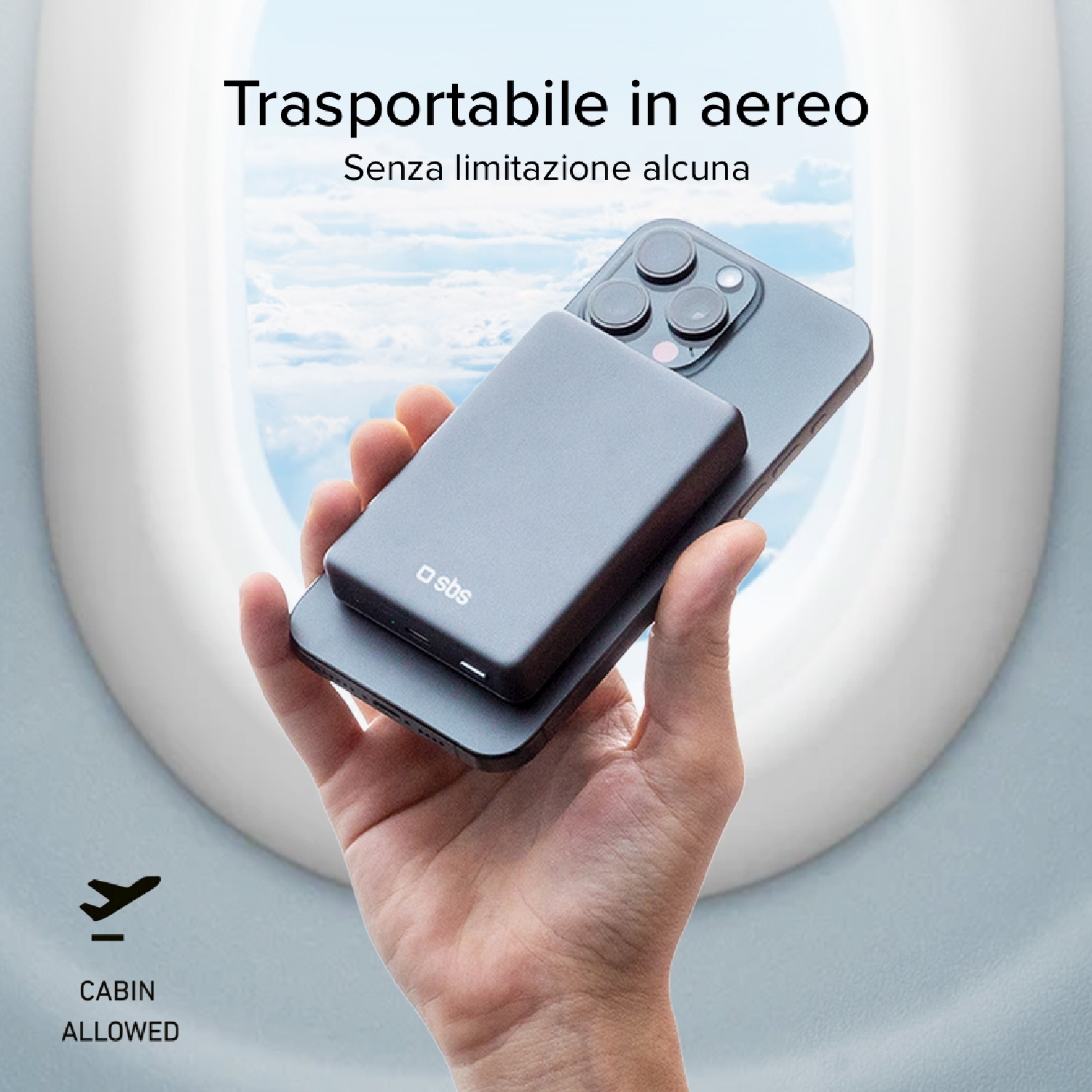 Una mano tiene un telefono con un power bank. Testo: 'Trasportabile in aereo', icona: 'Cabina consentita'.