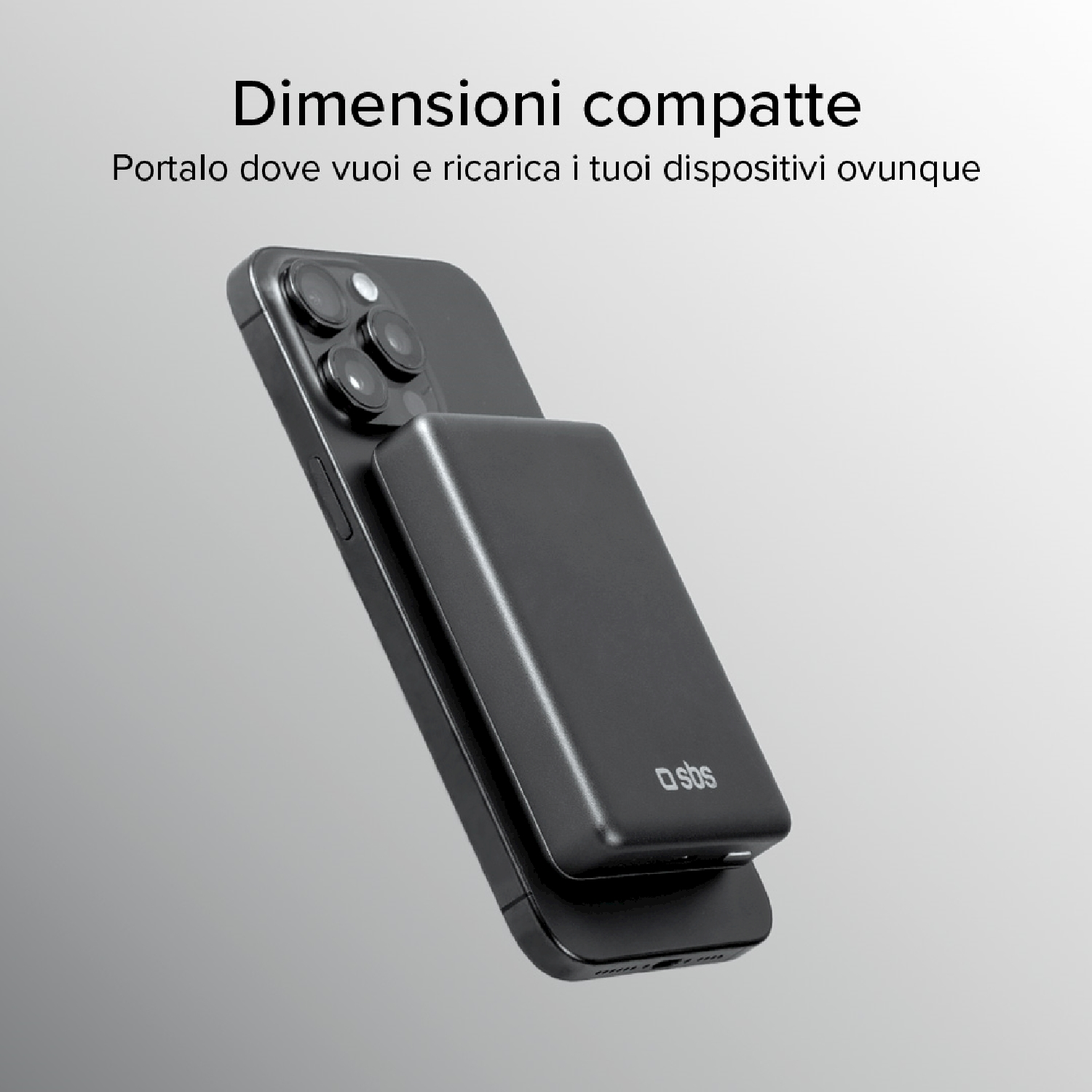 Un telefono nero con un power bank nero attaccato. Il power bank ha il logo 'sbs'. Lo sfondo è grigio.