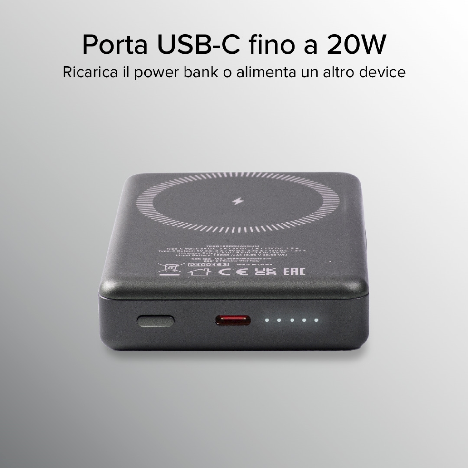 Un power bank nero con superficie di ricarica wireless. Ha una porta USB-C e indicatori LED. Il testo dice: Porta USB-C fino a 20W.