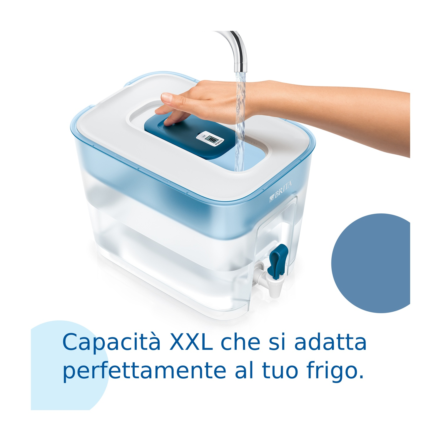 Una mano riempie d'acqua un filtro blu e bianco. Il testo dice: 'Capacità XXL che si adatta perfettamente al tuo frigo'.