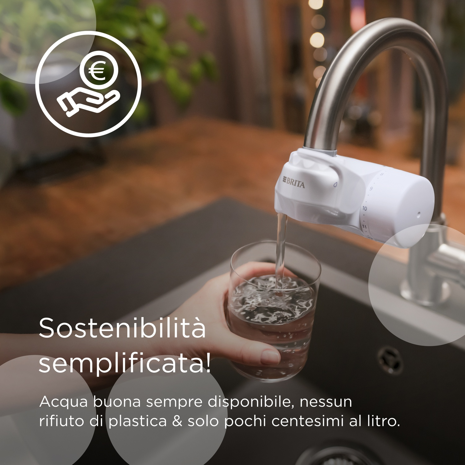 L'acqua scorre da un filtro Brita in un bicchiere tenuto da una persona. Il testo dice: 'Sostenibilità semplificata!'