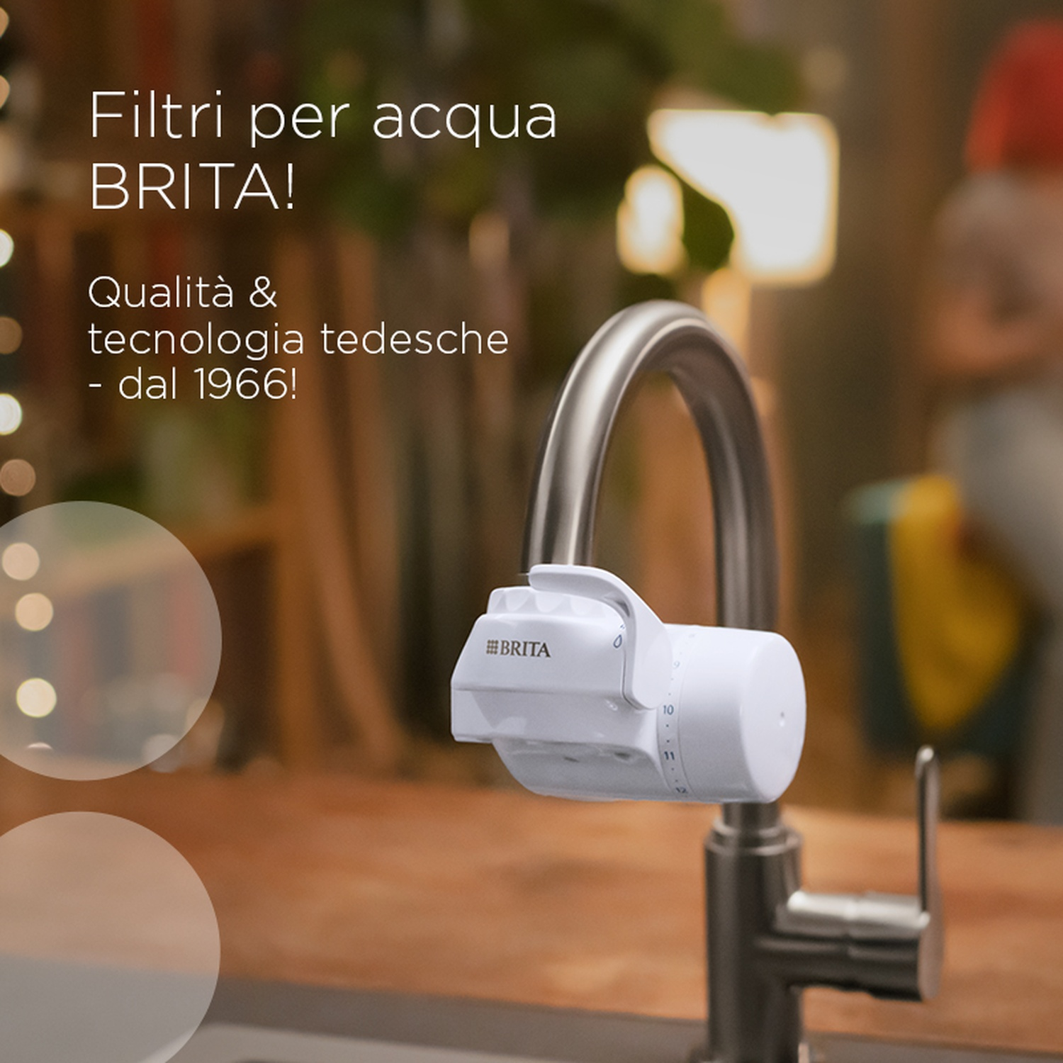 Un filtro per l'acqua Brita bianco attaccato a un rubinetto della cucina. Testo italiano promuove la qualità e la tecnologia tedesca dal 1966.