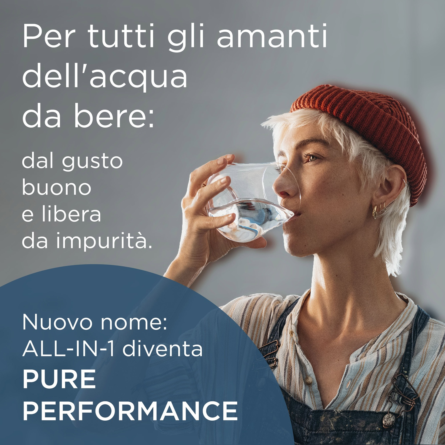 Una persona beve acqua da un bicchiere. Indossa un cappello rosso e una camicia a righe. Testo in italiano promuove acqua pura.