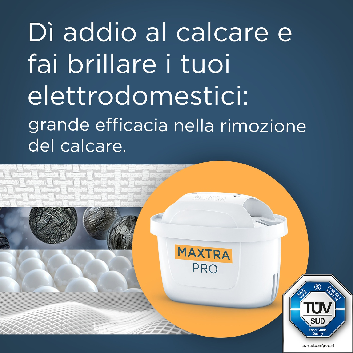 L'immagine mostra un filtro dell'acqua bianco con la scritta "MAXTRA PRO" su un cerchio arancione. Lo sfondo mostra particelle di filtro e testo.