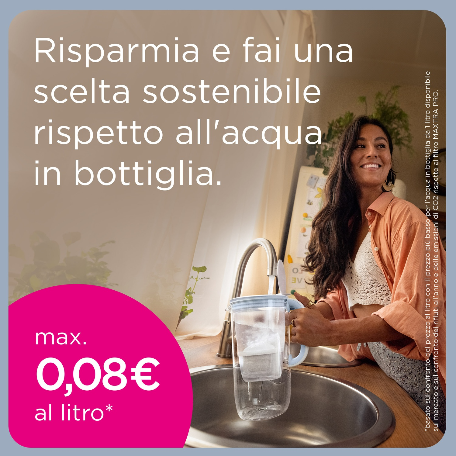 Donna sorride vicino al lavandino, tiene un filtro dell'acqua. Testo: Risparmia e fai una scelta sostenibile rispetto all'acqua in bottiglia.