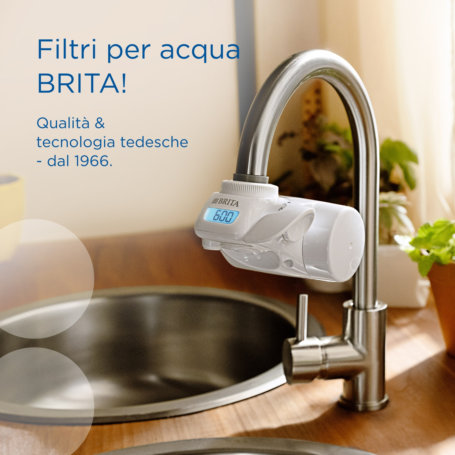 Un rubinetto da cucina con un filtro per l'acqua Brita. Sotto, un lavandino. Testo: 'Brita' e 'Qualità e tecnologia tedesca'.