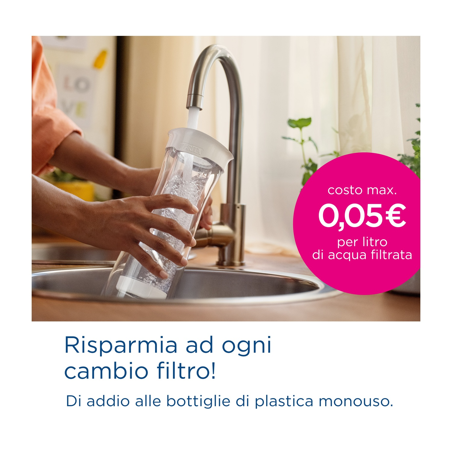Una persona riempie un filtro dell'acqua sotto un rubinetto. Un cerchio rosa mostra il costo dell'acqua filtrata. Il testo dice: Risparmia.