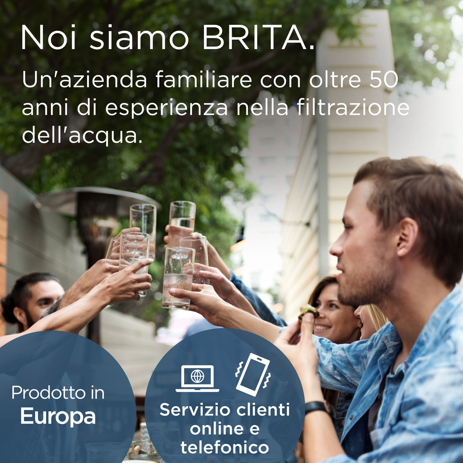 Persone che brindano con bicchieri d'acqua. Il testo dice 'Noi siamo BRITA' e 'Prodotto in Europa'. Un altro testo è 'Servizio clienti online e telefonico'.