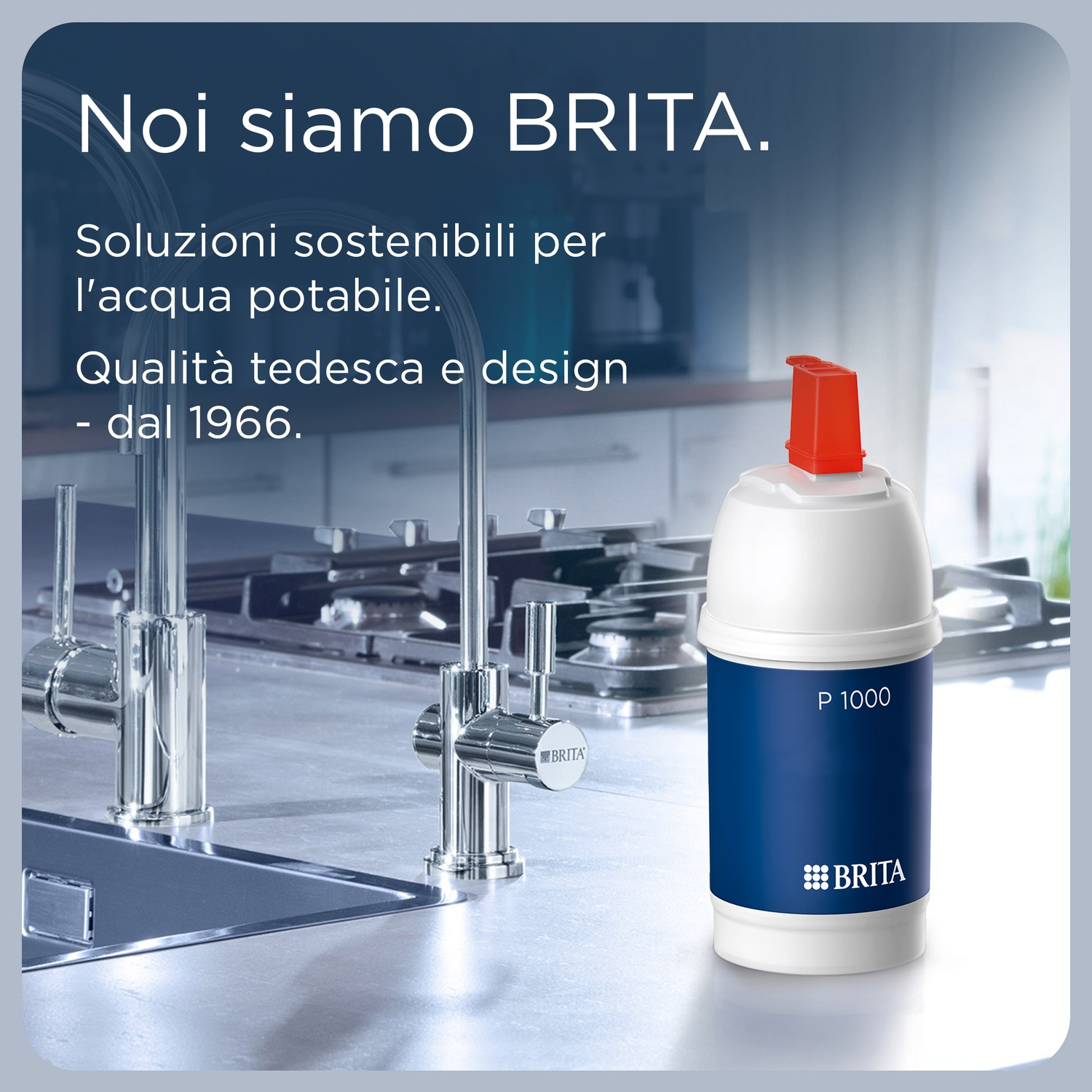 Una cartuccia filtrante BRITA accanto a rubinetti lucenti. Il filtro è bianco e blu con la parte superiore rossa. Testo: BRITA.