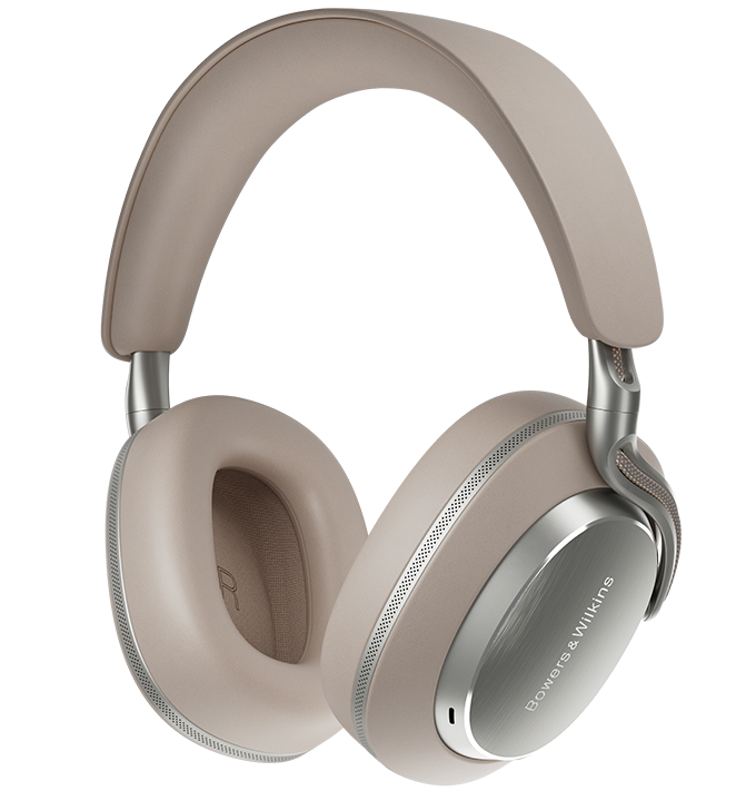 Beżowe słuchawki Bowers & Wilkins. Srebrne akcenty na nausznikach i pałąku, widoczna nazwa marki. Na czarnym tle.