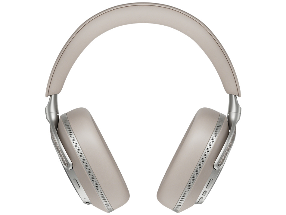 Słuchawki nauszne, w kolorze beżowym. Srebrne akcenty na nausznikach i pałąku. Na białym tle.