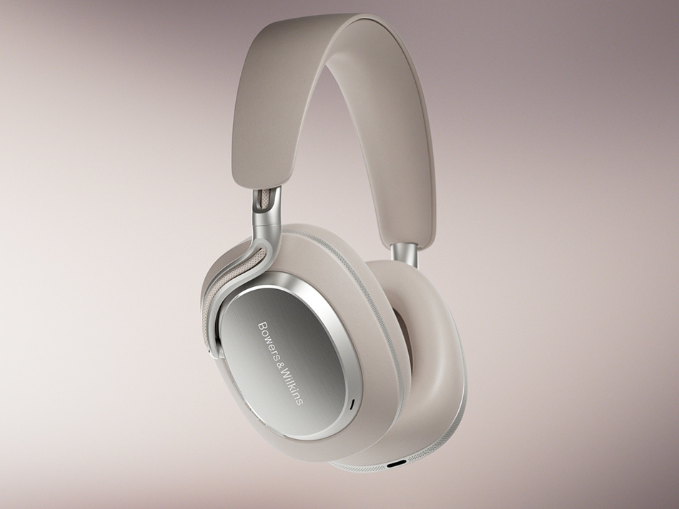 Beżowe słuchawki Bowers & Wilkins zawieszone w powietrzu. Słuchawki mają srebrne akcenty i gradientowe tło.