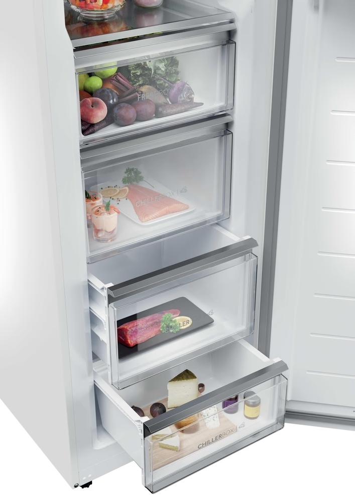 Offener Kühlschrank mit Schubladen mit Obst, Gemüse, Lachs, Fleisch, Käse und Gewürzen. Die Oberseite ist aus Glas.