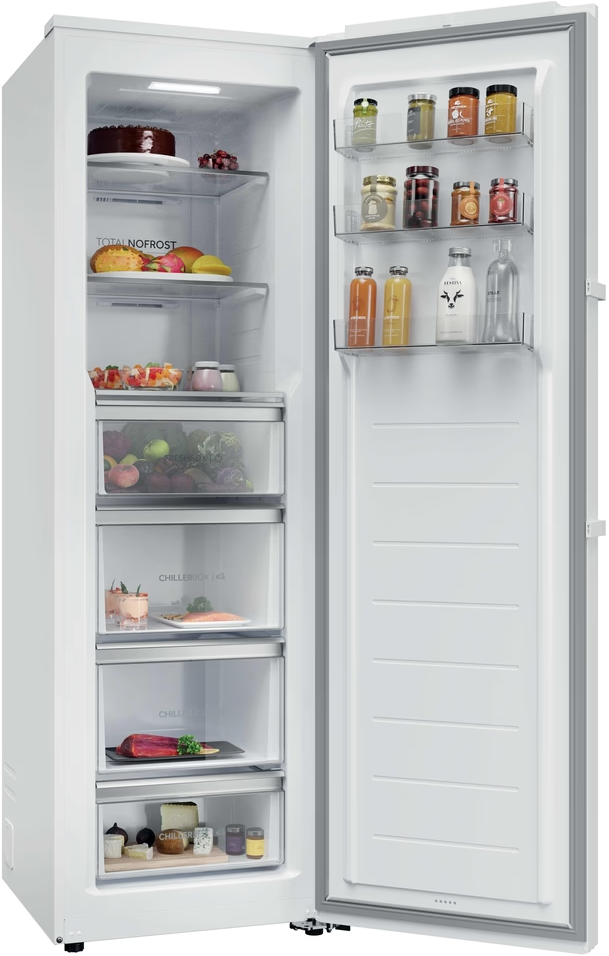 Ein weißer Kühlschrank ist geöffnet und zeigt Regale mit Lebensmitteln wie Kuchen, Früchten, Gläsern und Getränken. Die Tür ist rechts.
