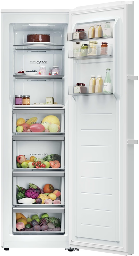 Ein offener weißer Kühlschrank voller Lebensmittel. Enthält Kuchen, Gläser, Obst und Gemüse in Schubladen und auf Regalen.