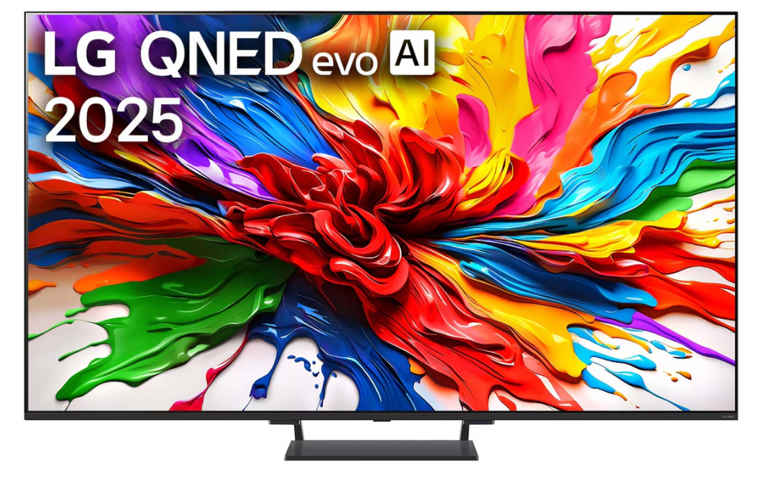 LG QNED evo AI 2025 TV, renkli boya sıçramaları gösteriyor. Altta siyah stand. Beyaz arka plan.