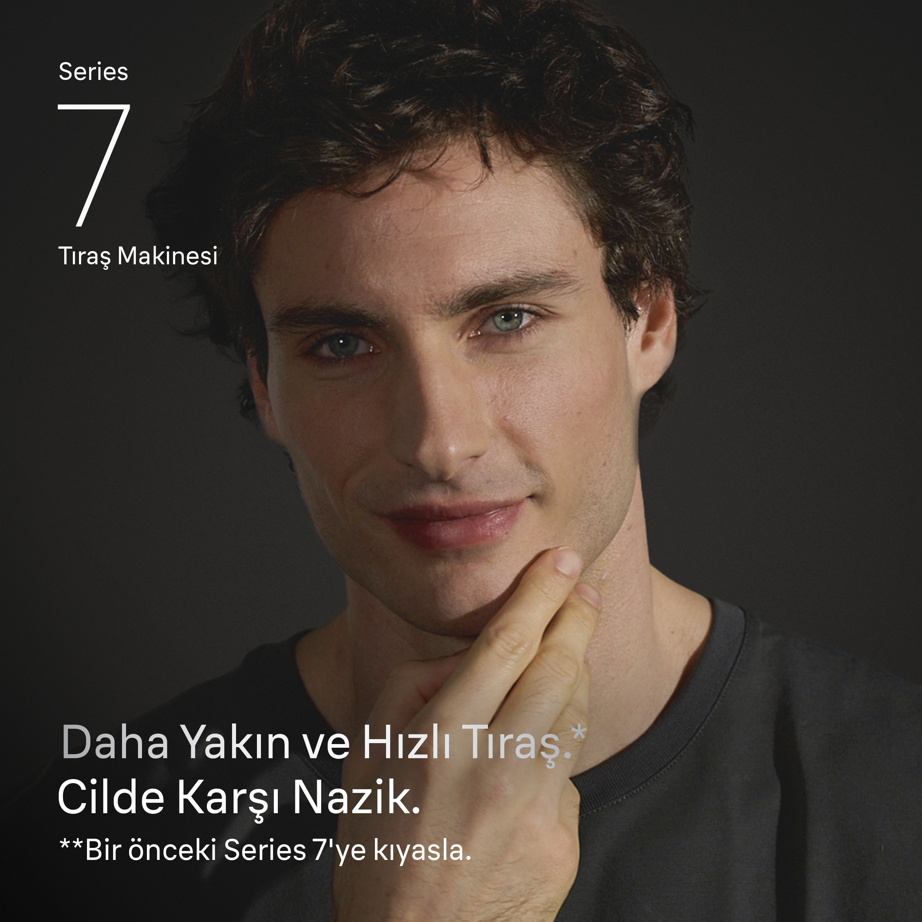 Bir adam yanağına dokunuyor. Metin '7. Seri', 'Daha Yakın ve Hızlı Tıraş' ve 'Cilde Karşı Nazik' diyor.