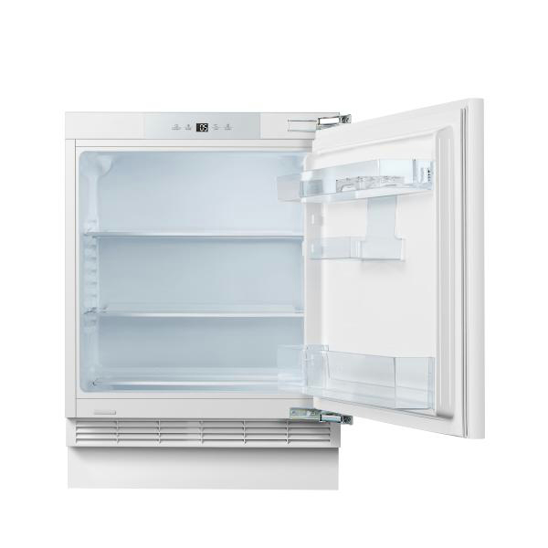 Ein weißer Kühlschrank mit offener Tür. Innen gibt es Regale und transparente Fächer. Die Tür befindet sich rechts.