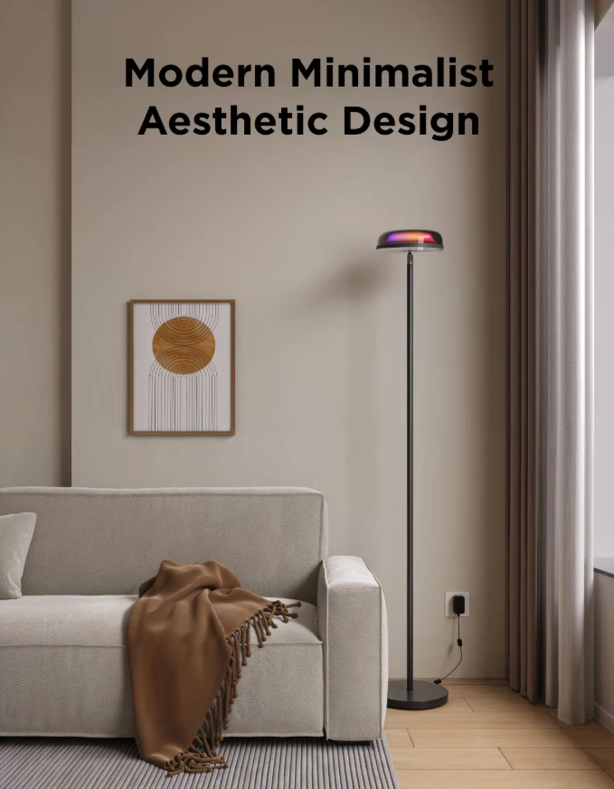 Un soggiorno moderno con divano beige, lampada da terra, opera d'arte incorniciata e coperta marrone. Pavimento in legno e tenda.