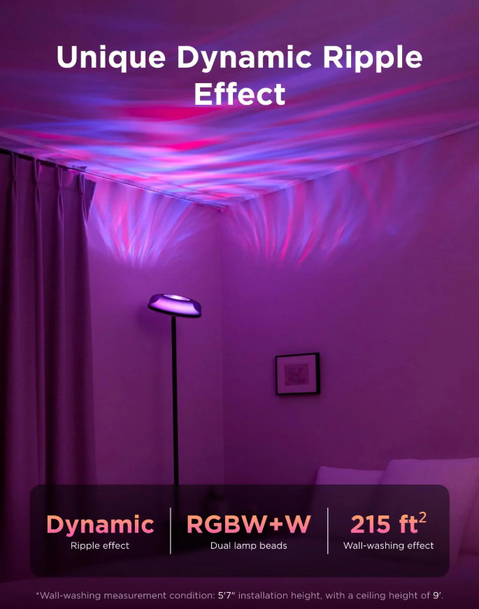Una stanza con una lampada che proietta un effetto a onde dinamiche sul soffitto. La stanza è illuminata da luce viola e blu.