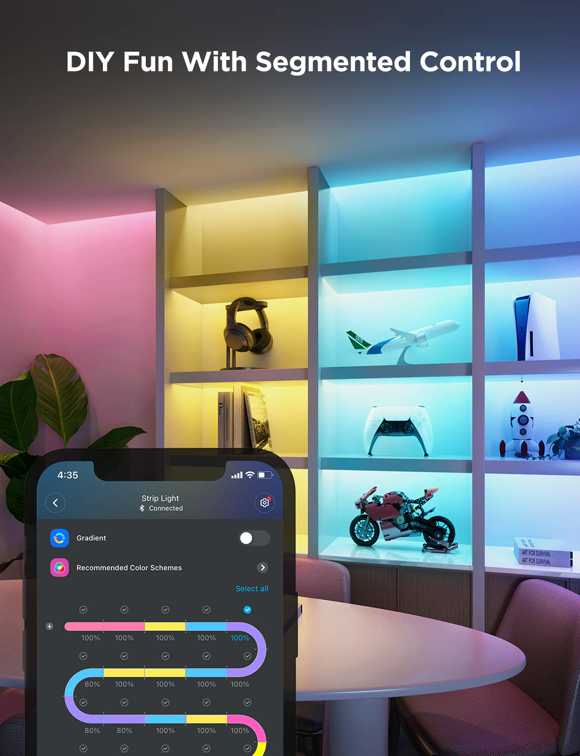 Uno smartphone controlla luci a strisce LED colorate su una mensola con giocattoli. Un tavolo e una sedia sono in primo piano. Lo sfondo è una mensola.