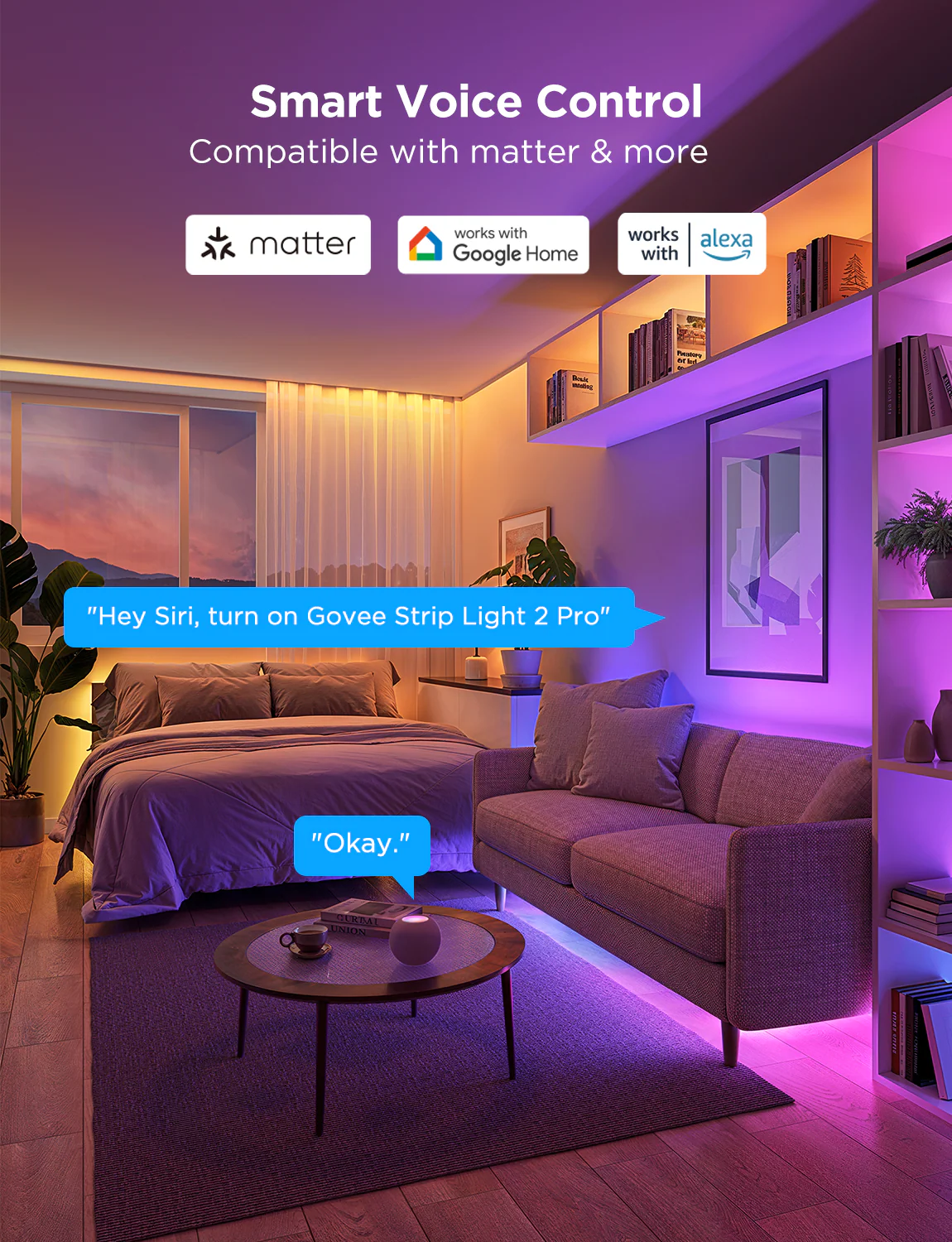 Una stanza illuminata con luci viola e gialle, un letto, un divano e un tavolino sono visibili. L'immagine pubblicizza il controllo vocale intelligente.