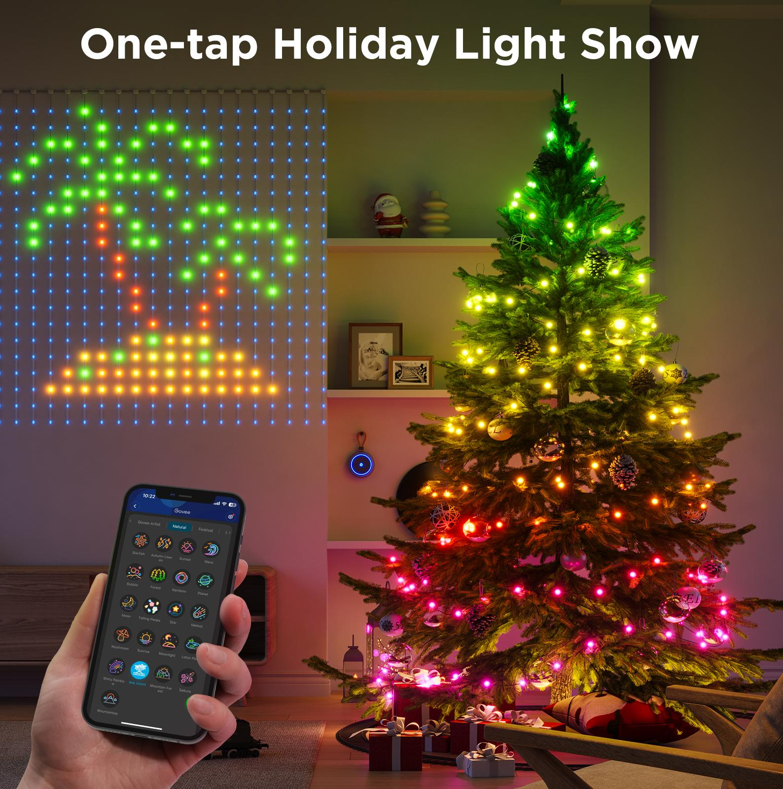 Un albero di Natale con luci colorate e una palma fatta di luci. Un telefono mostra le opzioni di illuminazione.