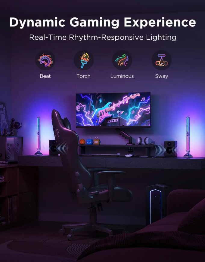 Configurazione di gioco con sedia, monitor, altoparlanti e luci. Lo schermo mostra una chitarra. Le luci viola e blu creano un effetto dinamico.