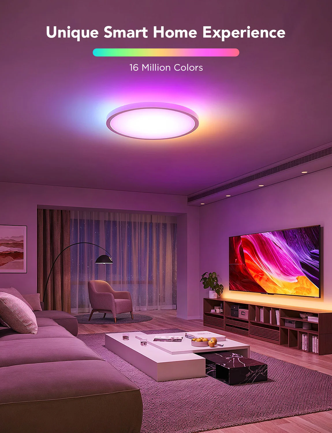 Un soggiorno con una luce a soffitto. Sono visibili un divano, un tavolo, una TV e una poltrona.
