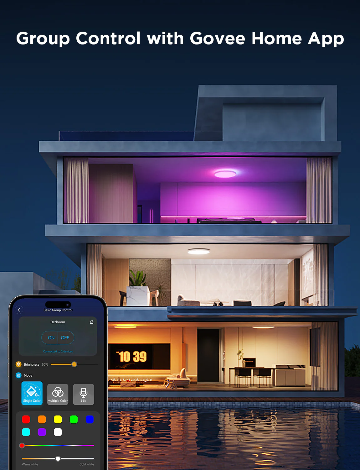 Una casa moderna con piscina, controllata da un'app telefonica che mostra le impostazioni della luce. Luci interne in vari colori. L'app mostra il controllo della luminosità.