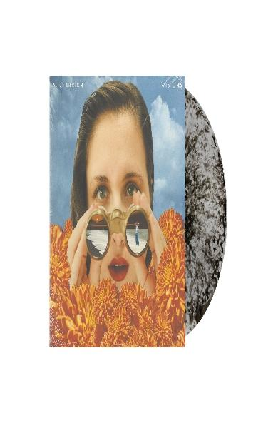 Albumcover: Eine Frau blickt durch ein Fernglas, umgeben von Blumen. Rechts befindet sich eine Schallplatte.