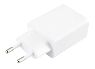 Biała ładowarka do telefonu z dwoma srebrnymi bolcami. Jest prostokątna z zaokrąglonymi krawędziami, na białym tle.