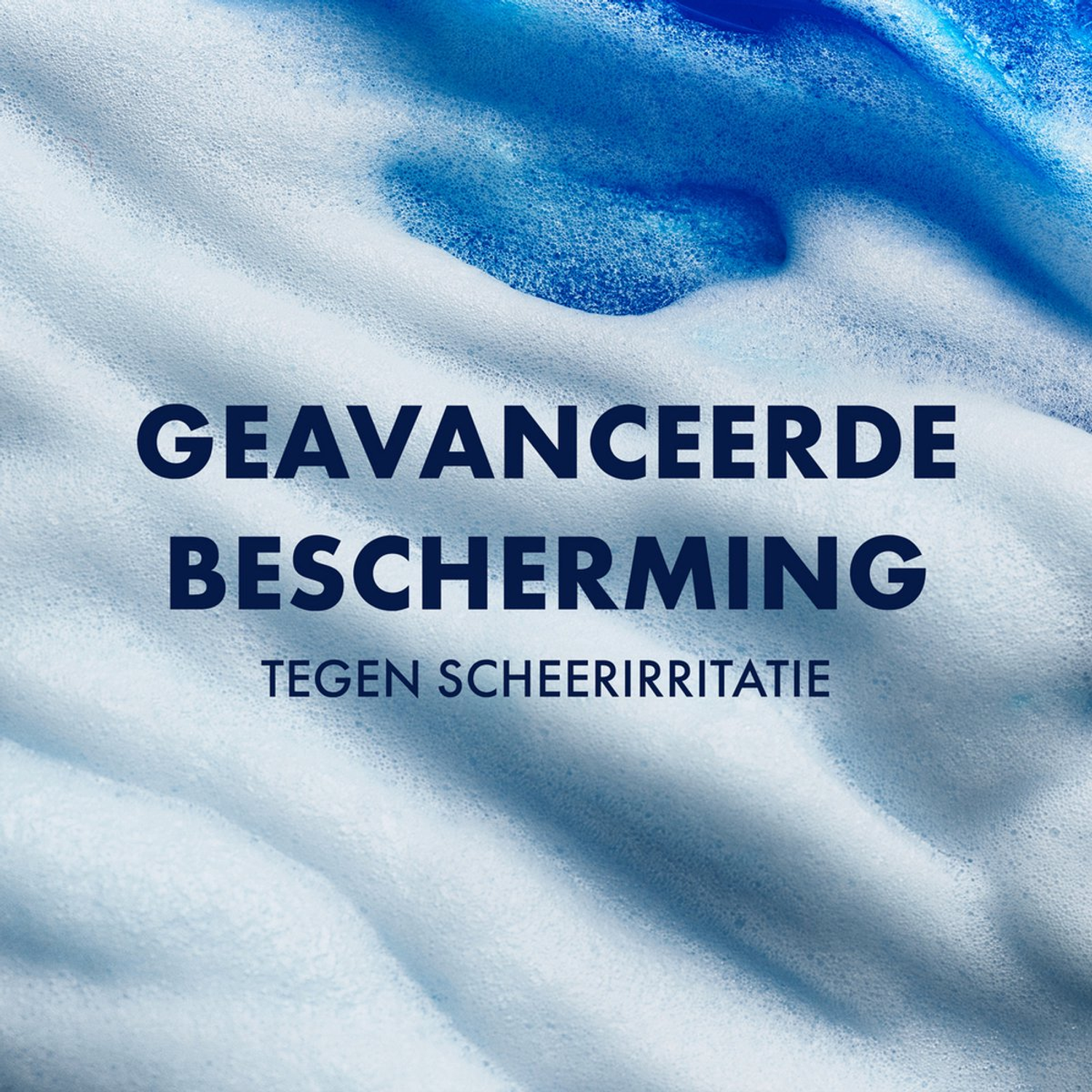 Gros plan de mousse blanche avec des accents bleus. Le texte en gras dit : 'GEAVANCEERDE BESCHERMING TEGEN SCHEERIRRITATIE'.