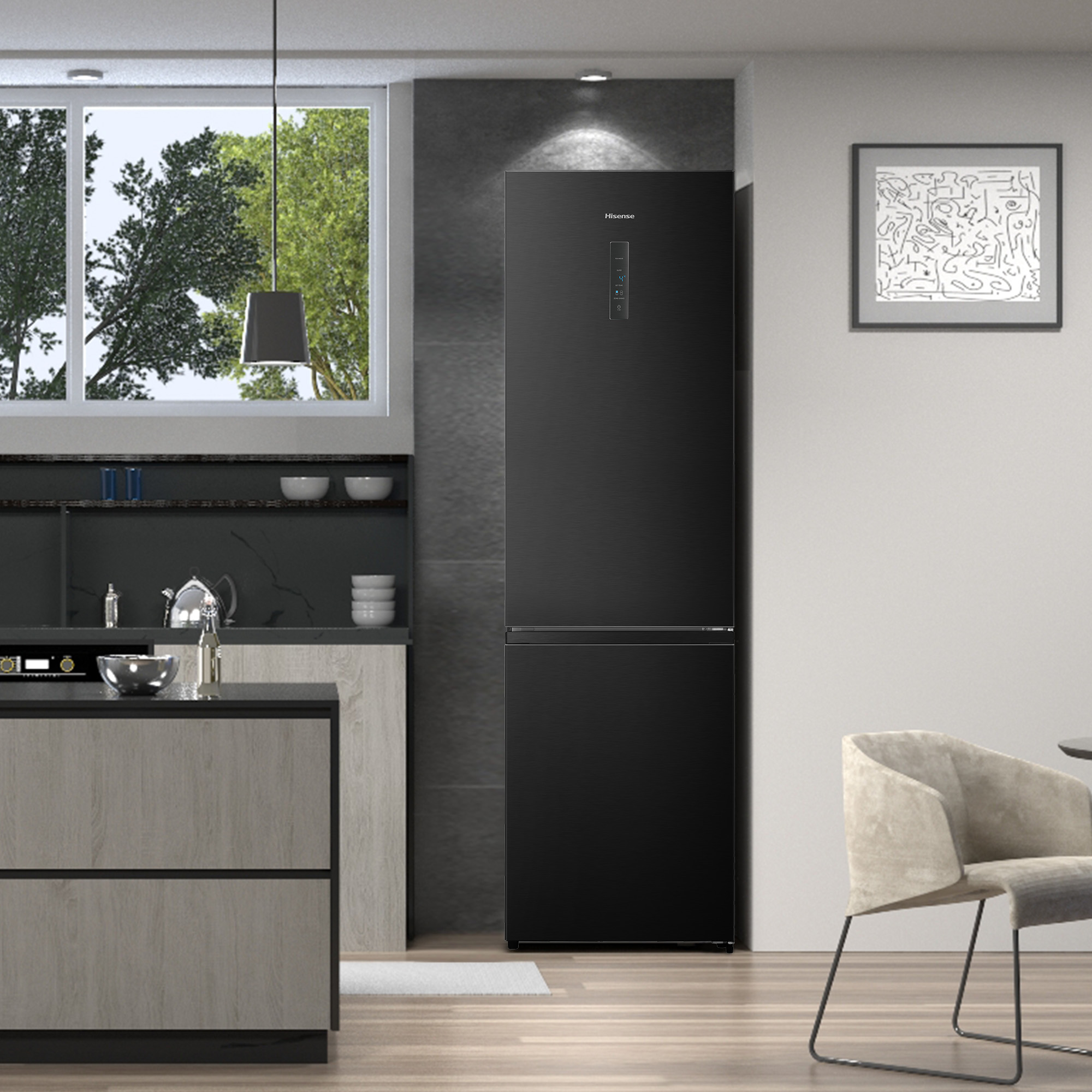 Una cucina moderna con un frigorifero nero, una finestra e una sedia grigio chiaro. La stanza ha pavimenti in legno.