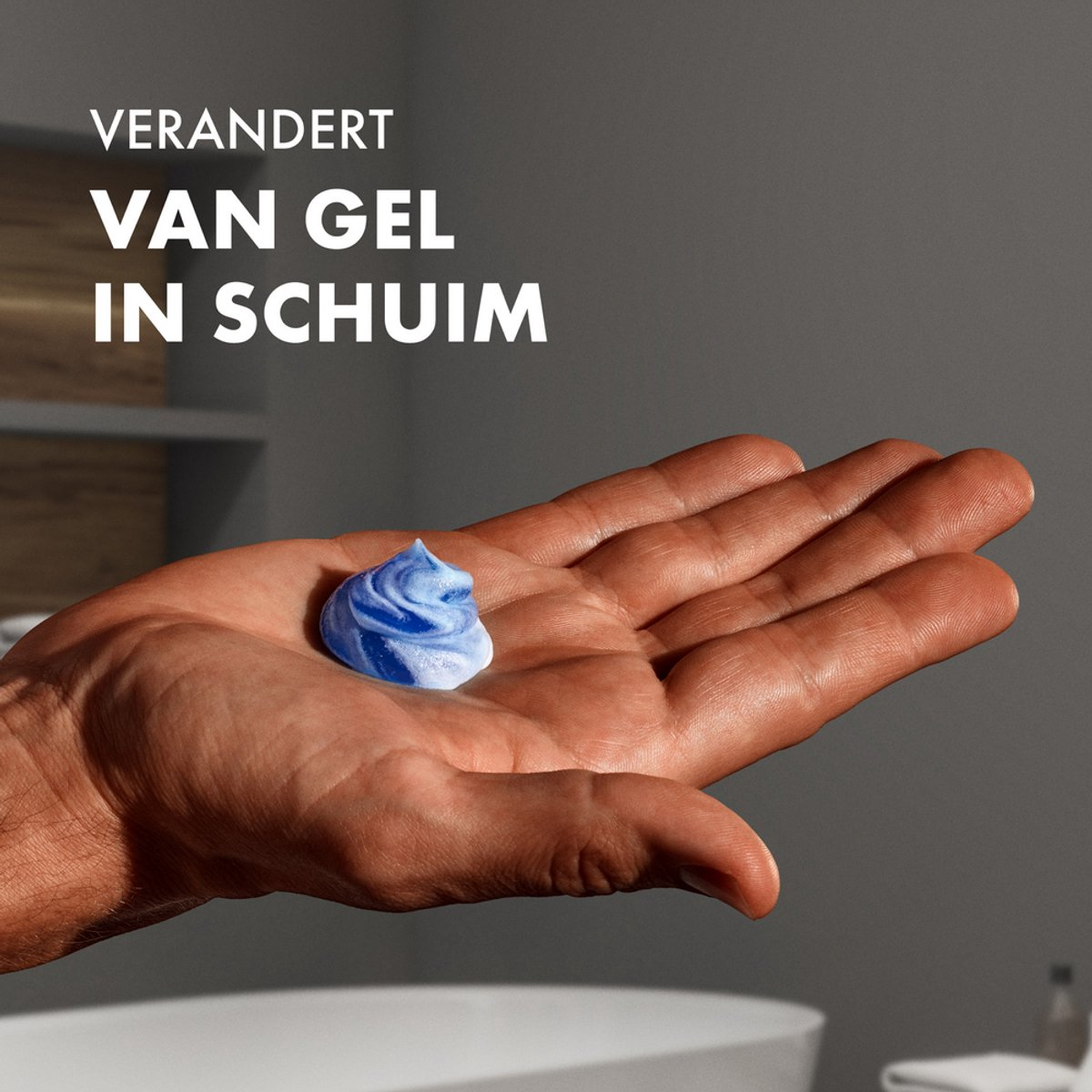 Une main tient un tourbillon de crème à raser bleue. Le texte en haut indique 'Change de gel à mousse'.